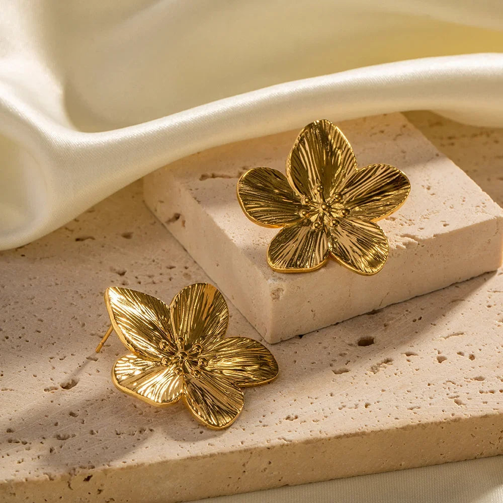 Guld blomsterøreringe i vintage stil til kvinder. Fine ørestikker, der udstråler klassisk skønhed.