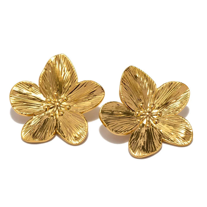 Tidløse guld ørestikker med vintage blomstermønster. Elegante kvindeøreringe til enhver lejlighed.