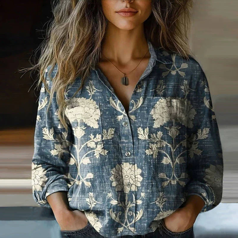 Afslappet vintage bluse til kvinder med smukke mønstre og behagelige flared ærmer. Perfekt til fri stil.