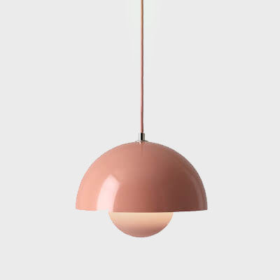 Dekorativ VividDome indendørs lampe, med fokus på hygge og en farverig, moderne æstetik.