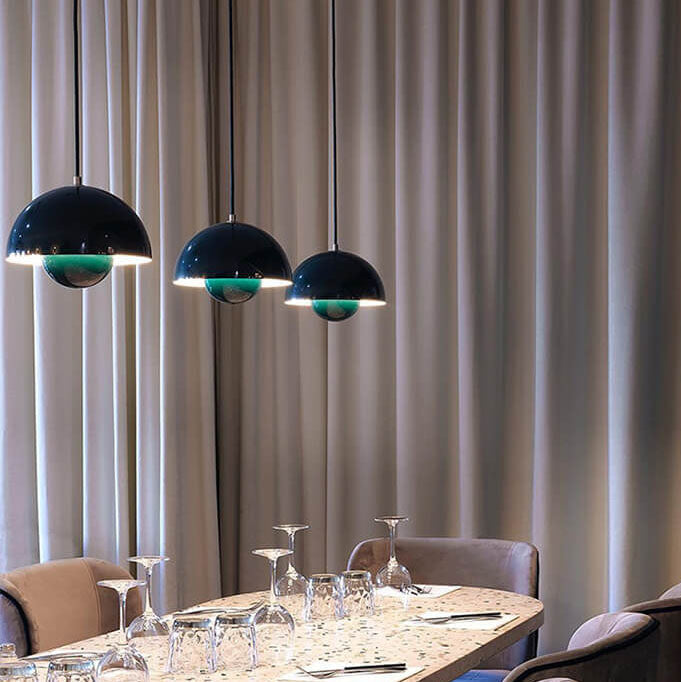 Moderne VividDome loftlampe i flot design, perfekt til hjemmeindretning og hygge.