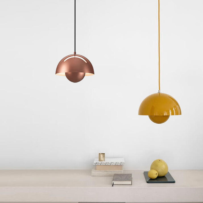 Dekorativ VividDome loftbelysning. En farverig lampe, der giver stemningsfuld hygge i rummet.