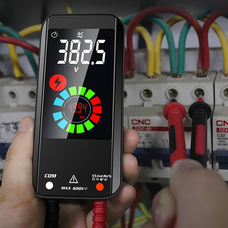 Smart automatisk multimeter med farvet LCD-display. Det kompakte design gør det ideelt til præcise målinger både hjemme og på farten.