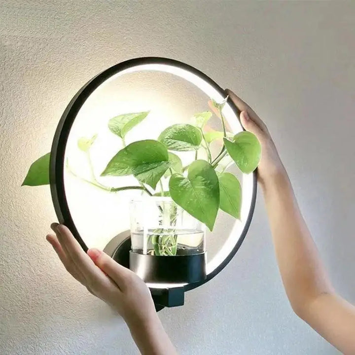 Elegant LuminaireSconce plantevæglampe i glas med naturligt design, perfekt til stilfulde interiører, oplyst med koldt eller varmt hvidt lys.