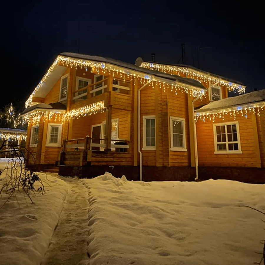 Dekorativt GlowCurtain LED gardinlys forvandler enhver udendørs fest til et lysende eventyr. Vælg vejrbestandigt havelys.