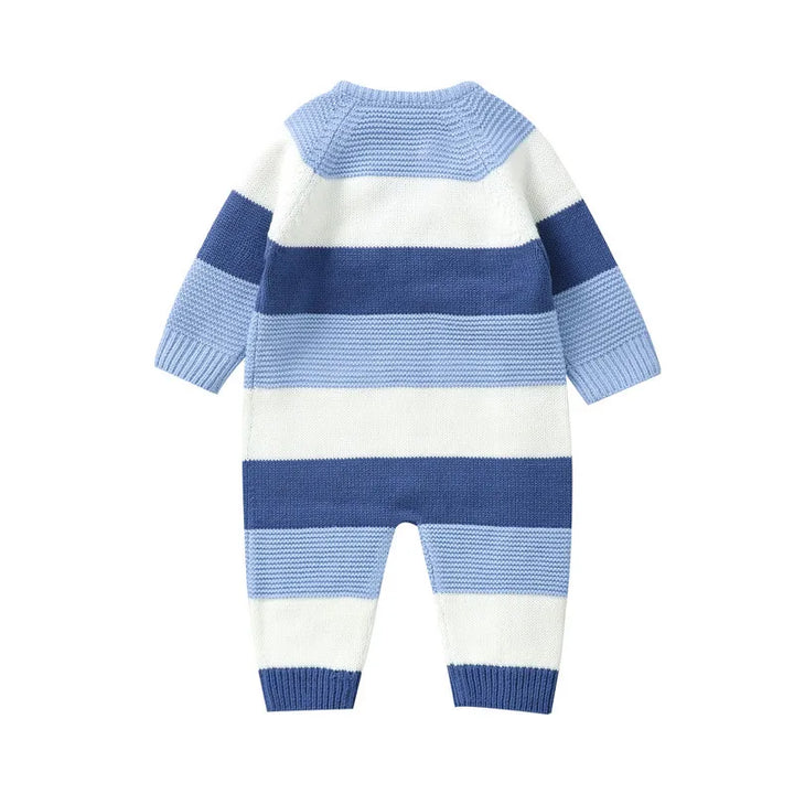 Varm strikket heldragt til baby, grå, med knapper; ideel til kolde måneder, komfortabel og stilfuld til småbørn.