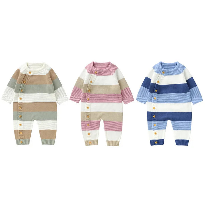 Varm strikket heldragt til baby, grå, med knapper; ideel til kolde måneder, komfortabel og stilfuld til småbørn.