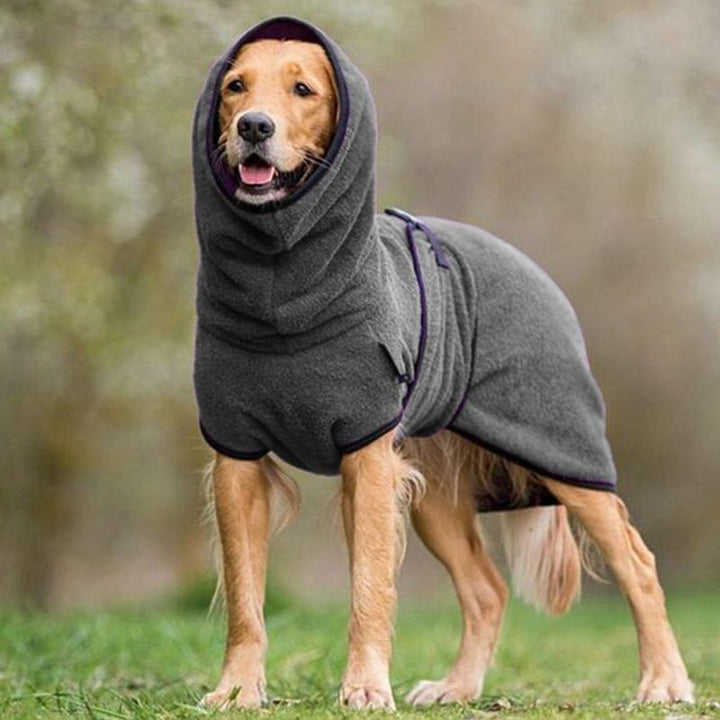 Varm hundefrakke med justerbart spænde, fluffy materiale, i mørkegrå og gul, ideel til kolde dage.