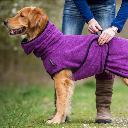 Varm hundefrakke med justerbart spænde, fluffy materiale, i mørkegrå og gul, ideel til kolde dage.