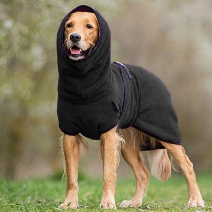 Varm hundefrakke med justerbart spænde, fluffy materiale, i mørkegrå og gul, ideel til kolde dage.