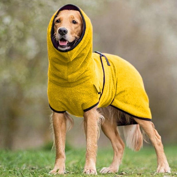 Varm hundefrakke med justerbart spænde, fluffy materiale, i mørkegrå og gul, ideel til kolde dage.