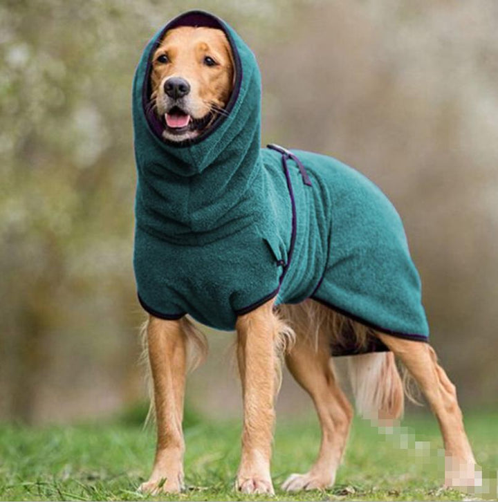 Varm hundefrakke med justerbart spænde, fluffy materiale, i mørkegrå og gul, ideel til kolde dage.