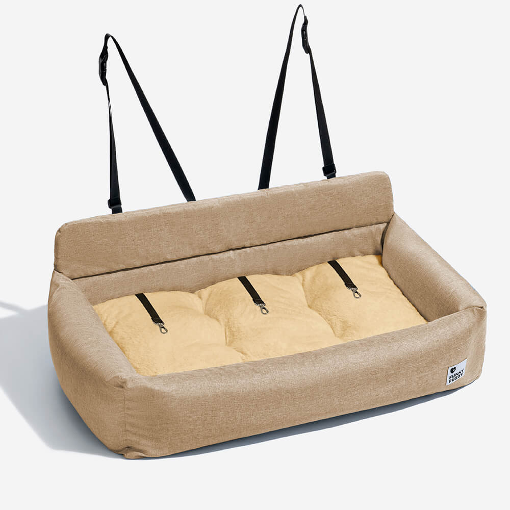 Hundebilsæde i bil, rummeligt, beige stof, høj kant, dobbeltsele for sikkerhed og komfort.