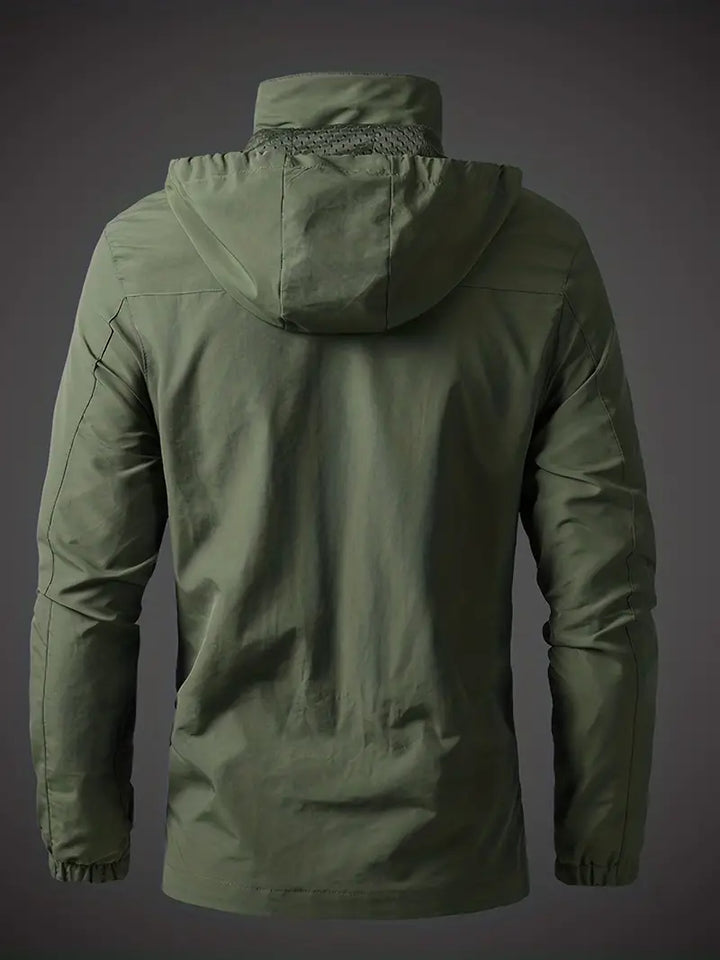 Vand- og vindtæt herre outdoorjakke til alle årstider, robust og stilfuld, ideel til camping og vandreture.