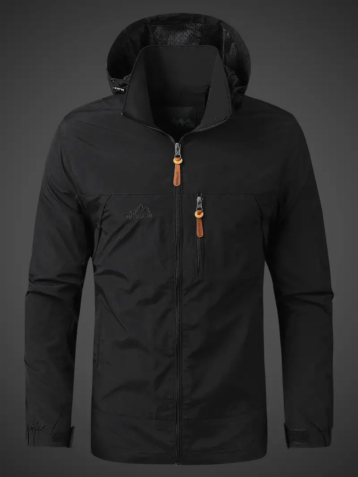 Vand- og vindtæt herre outdoorjakke til alle årstider, robust og stilfuld, ideel til camping og vandreture.