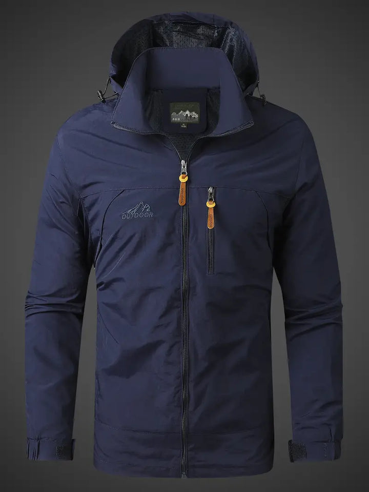 Vand- og vindtæt herre outdoorjakke til alle årstider, robust og stilfuld, ideel til camping og vandreture.