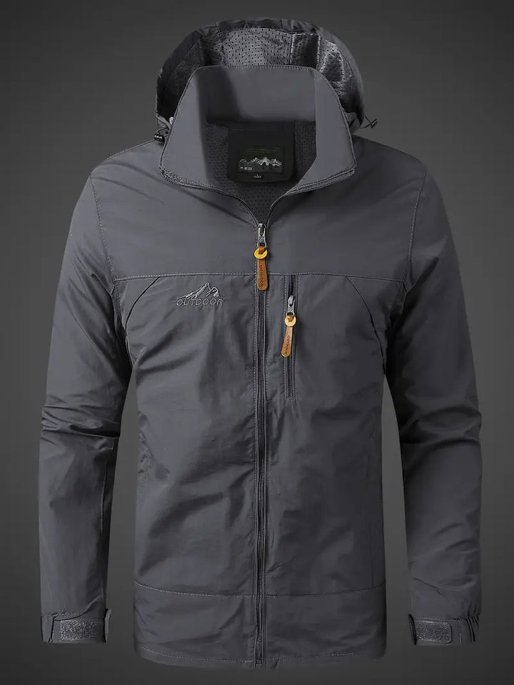 Vand- og vindtæt herre outdoorjakke til alle årstider, robust og stilfuld, ideel til camping og vandreture.