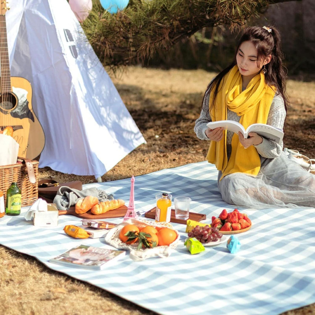 Vandtæt picnictæppe 150x200 cm, foldbart, med bærehåndtag, ideelt til camping og udendørs brug, blød blå overflade.