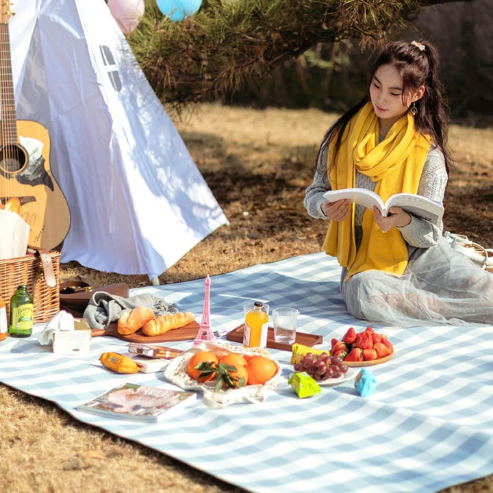 Vandtæt picnictæppe 150x200 cm, foldbart, med bærehåndtag, ideelt til camping og udendørs brug, blød blå overflade.
