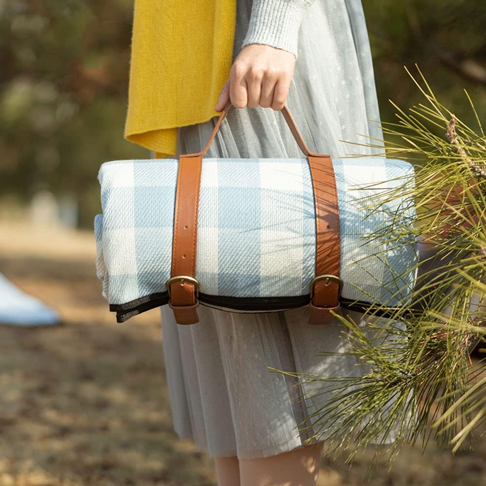 Vandtæt picnictæppe 150x200 cm, foldbart, med bærehåndtag, ideelt til camping og udendørs brug, blød blå overflade.