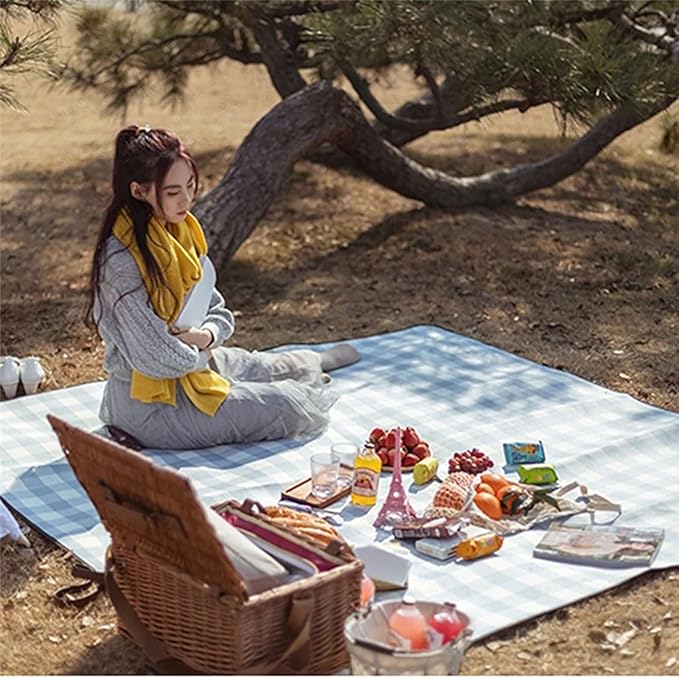 Vandtæt picnictæppe 150x200 cm, foldbart, med bærehåndtag, ideelt til camping og udendørs brug, blød blå overflade.