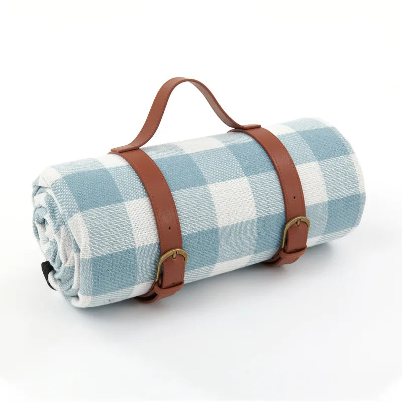 Vandtæt picnictæppe 150x200 cm, foldbart, med bærehåndtag, ideelt til camping og udendørs brug, blød blå overflade.