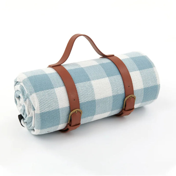 Vandtæt picnictæppe 150x200 cm, foldbart, med bærehåndtag, ideelt til camping og udendørs brug, blød blå overflade.