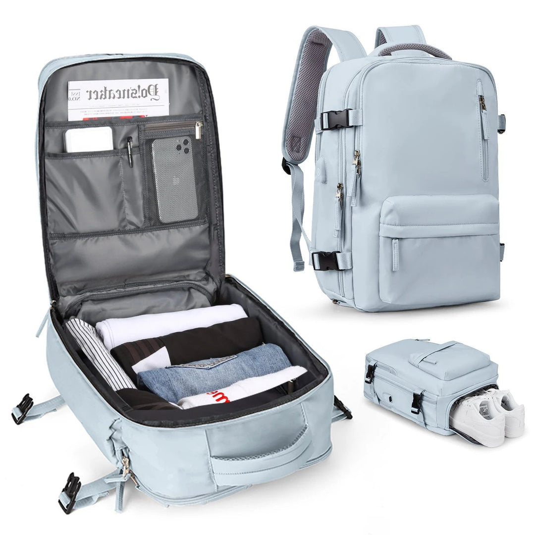 Vandtæt damerejserygsæk med USB-port, 35L volumen, i blå med polstrede stropper og sikkerhedsrum.