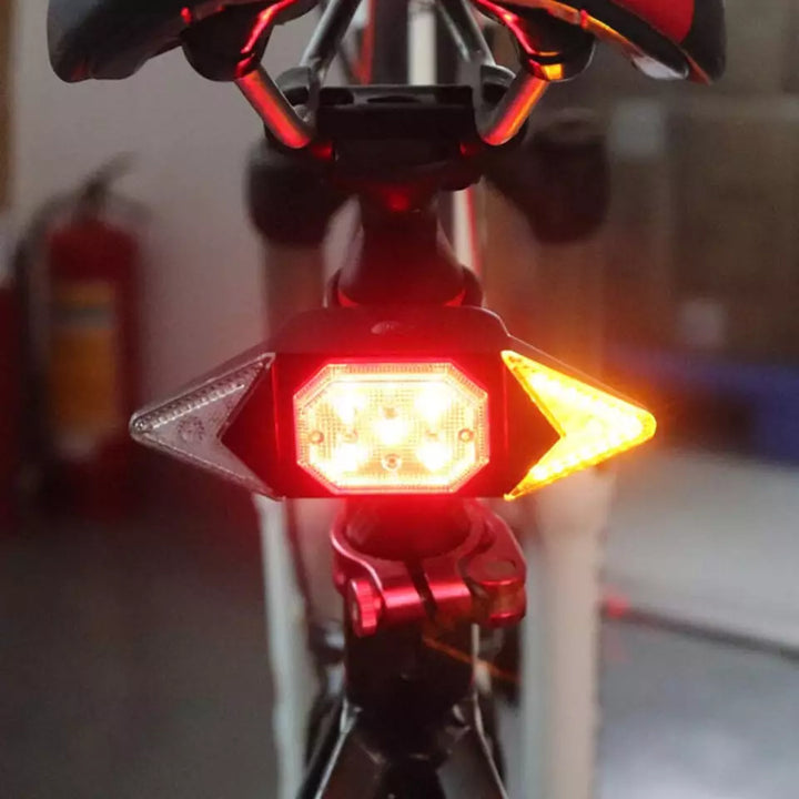 Vandtæt LED cykelblinklys, trådløst, med USB-port; velegnet til alle vejrforhold, nem montering.