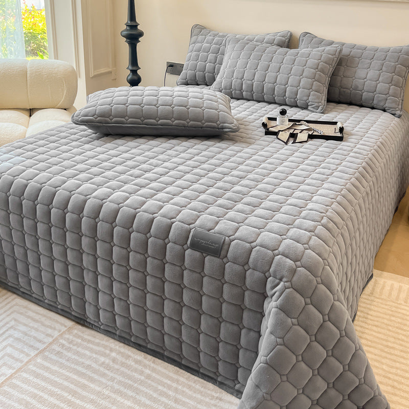 Blødt dagsengetæppe med kvadratisk tekstur, fluffy og moderne, draperet på sofaen for stilfuld hygge.