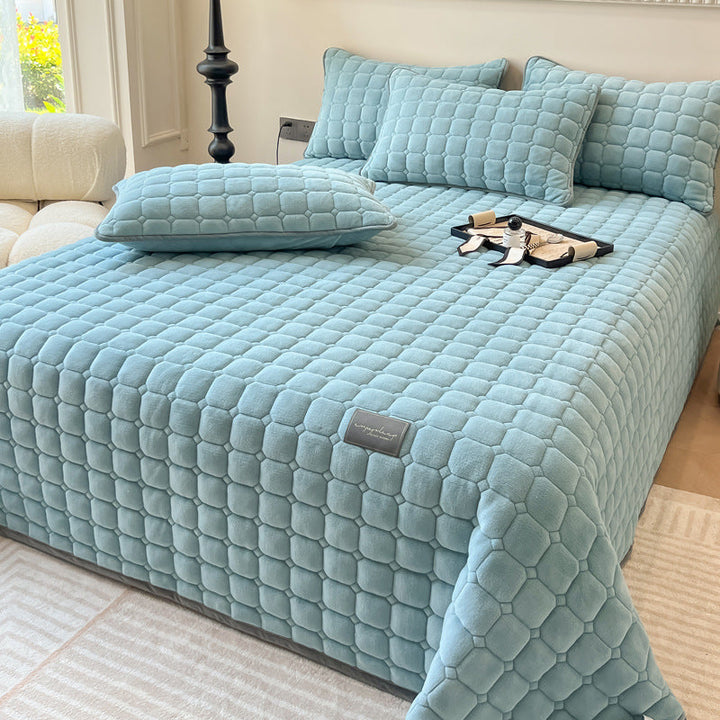 Blødt dagsengetæppe med kvadratisk tekstur, fluffy og moderne, draperet på sofaen for stilfuld hygge.