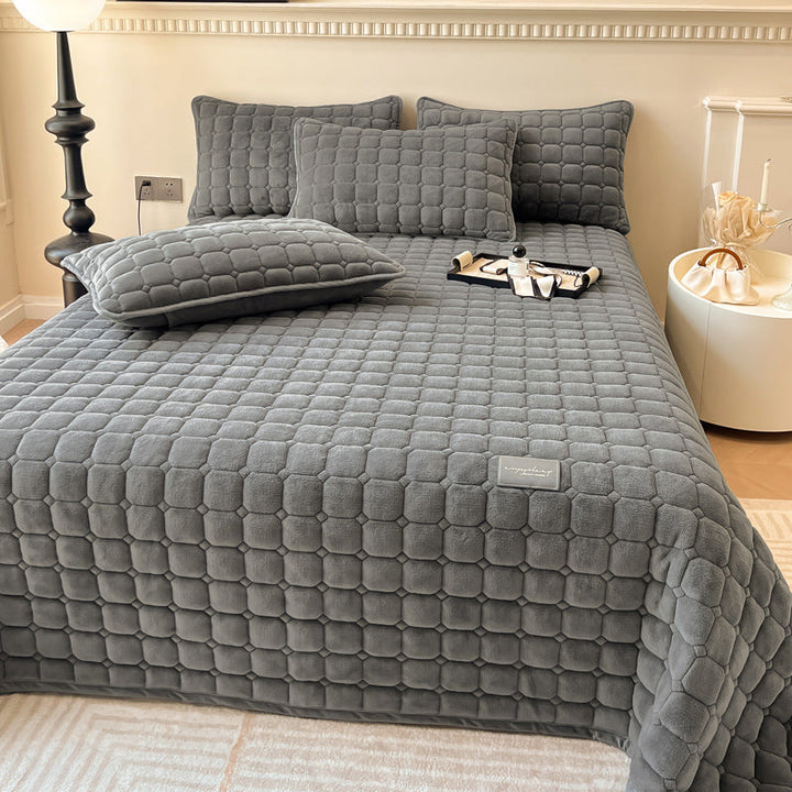 Blødt dagsengetæppe med kvadratisk tekstur, fluffy og moderne, draperet på sofaen for stilfuld hygge.