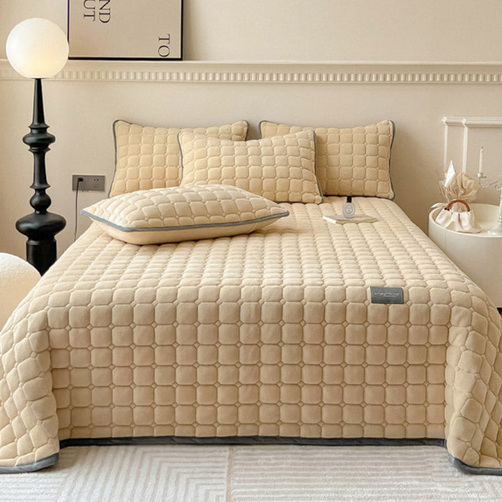 "Weiche Tagesdecke mit quadratischer Textur, flauschig und modern auf Sofa drapiert, verleiht stilvolle Gemütlichkeit."