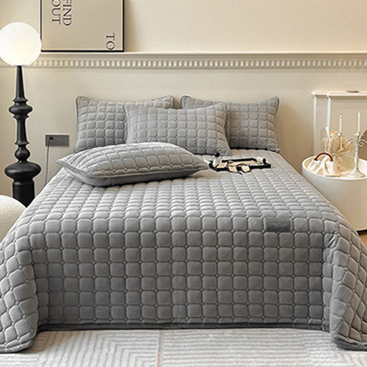 "Weiche Tagesdecke mit quadratischer Textur, flauschig und modern auf Sofa drapiert, verleiht stilvolle Gemütlichkeit."