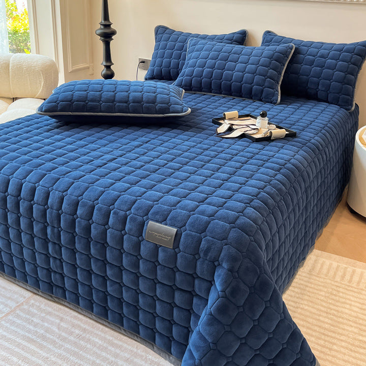 Blødt dagsengetæppe med kvadratisk tekstur, fluffy og moderne, draperet på sofaen for stilfuld hygge.