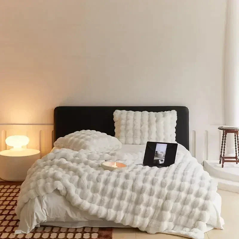 Hvidt kunstpels tæppe set forfra, dejligt blødt, ideelt til stuen for hygge og stilfuld atmosfære.
