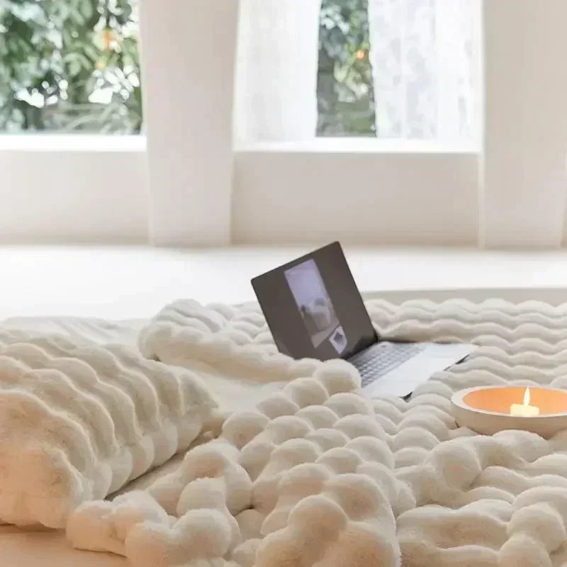 Hvidt kunstpels tæppe set forfra, dejligt blødt, ideelt til stuen for hygge og stilfuld atmosfære.