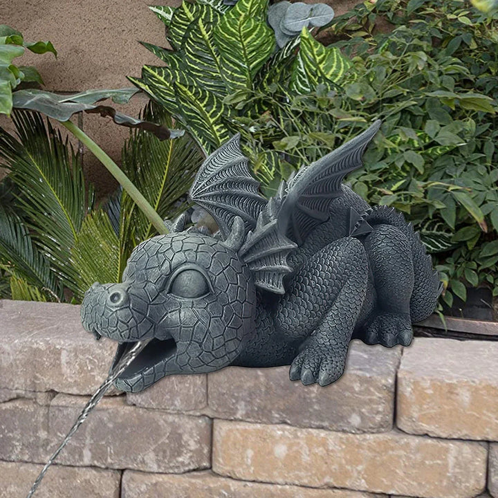 Vejrbestandig harpiks drage statue i haven med realistisk vandeffekt, skællet tekstur og spidse vinger.