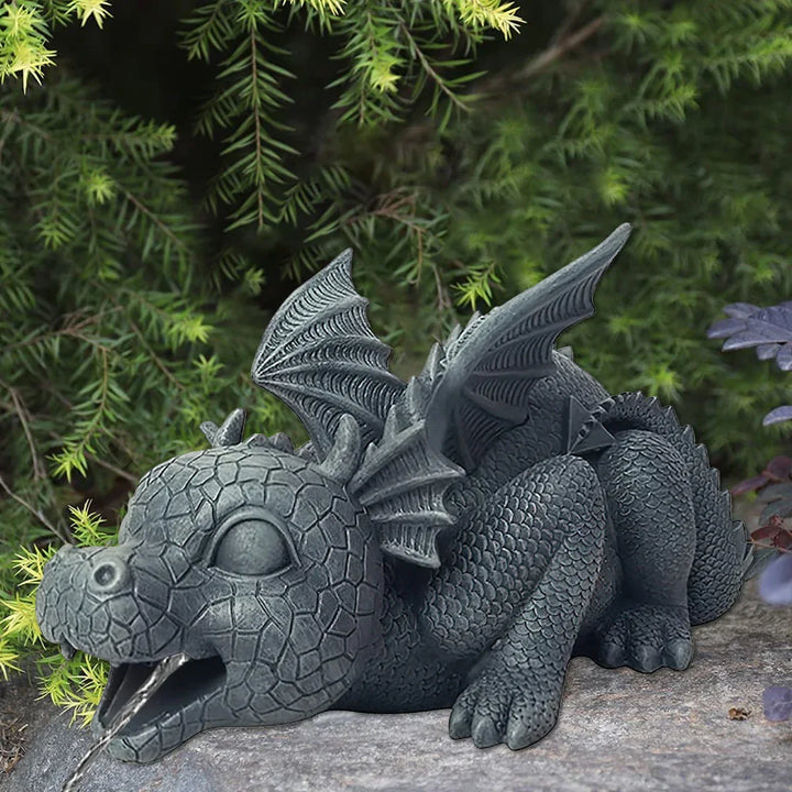 Vejrbestandig harpiks drage statue i haven med realistisk vandeffekt, skællet tekstur og spidse vinger.