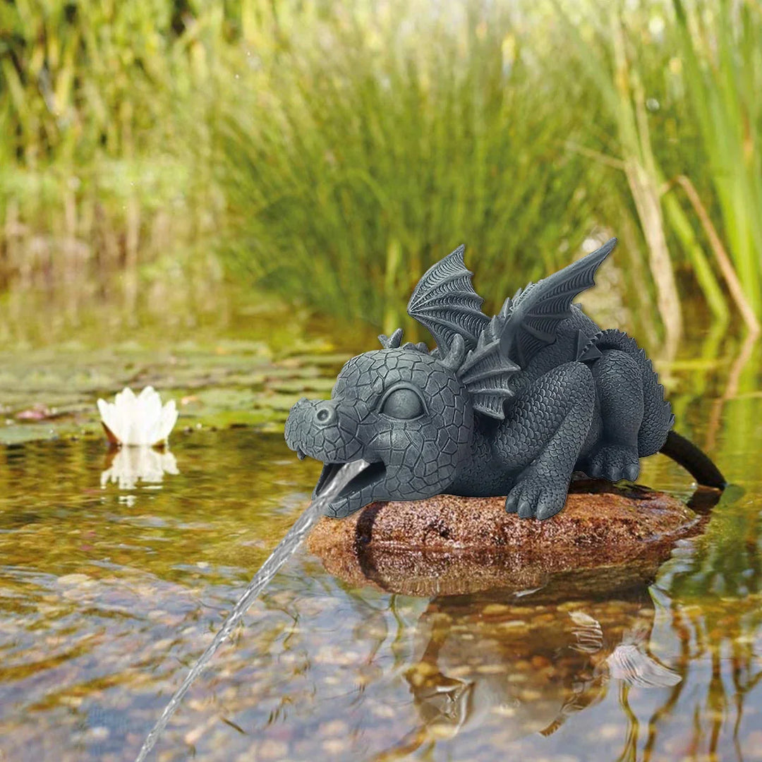 Vejrbestandig harpiks drage statue i haven med realistisk vandffekt, skællet tekstur og spidse vinger.
