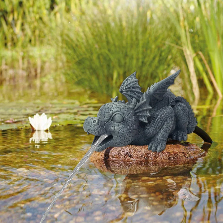 Vejrbestandig harpiks drage statue i haven med realistisk vandffekt, skællet tekstur og spidse vinger.