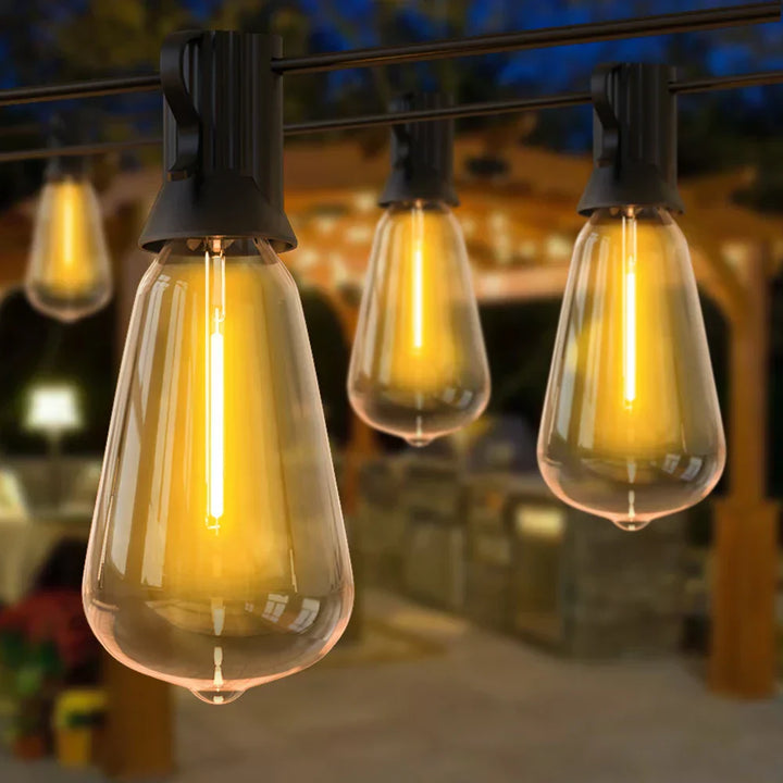 Lyskæde dekoration med varme LED-lys i en udendørs setting, skaber en hyggelig atmosfære.