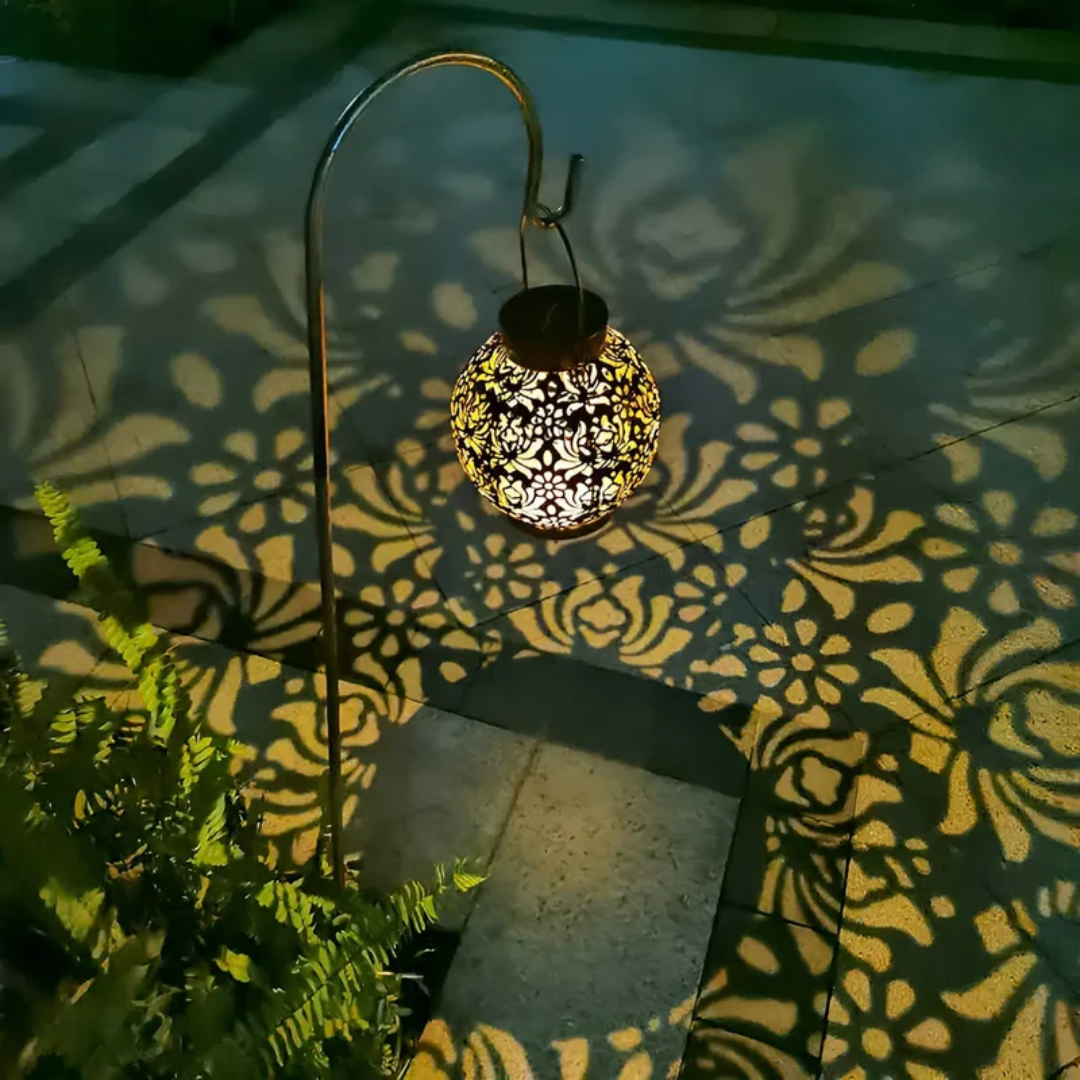 Vejrbestandig LED Solar Hængelampe: Robust udendørs lampe med solpanel, der dekorerer haven med stemningsfuldt lysspil.