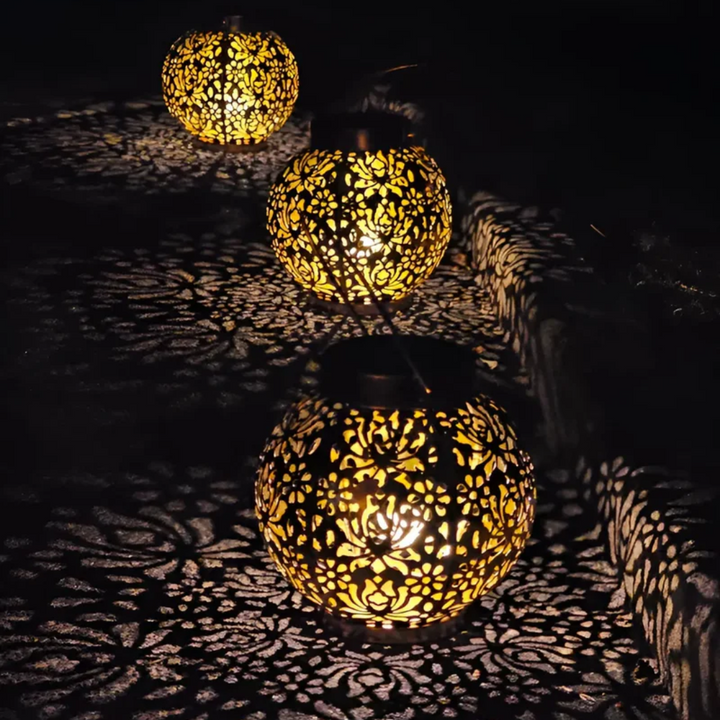 Vejrbestandig LED Solar Hængelampe: Robust udendørs lampe med solpanel, der dekorerer haven med stemningsfuldt lysspil.