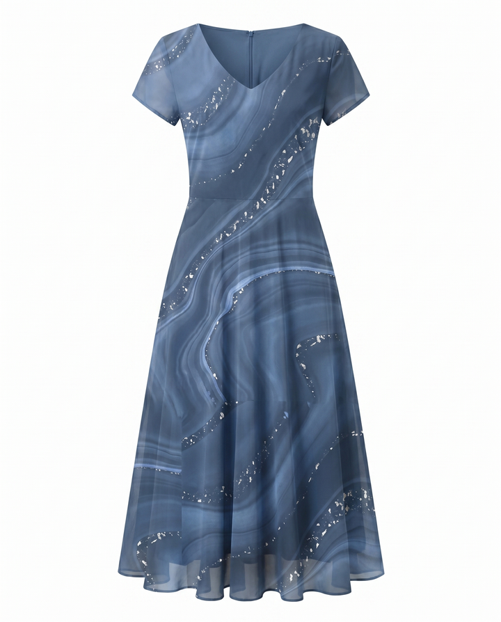 Flot V-hals midi kjole med farverigt abstrakt print. Elegant damekjole, perfekt til mange anledninger.