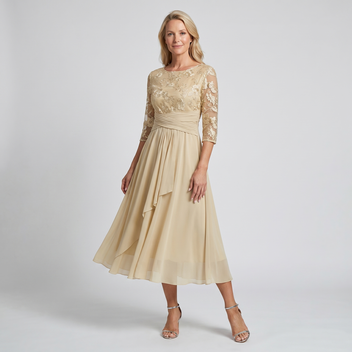 Smuk champagnefarvet elegant midi kjole til kvinder, perfekt som festkjole eller cocktailkjole.
