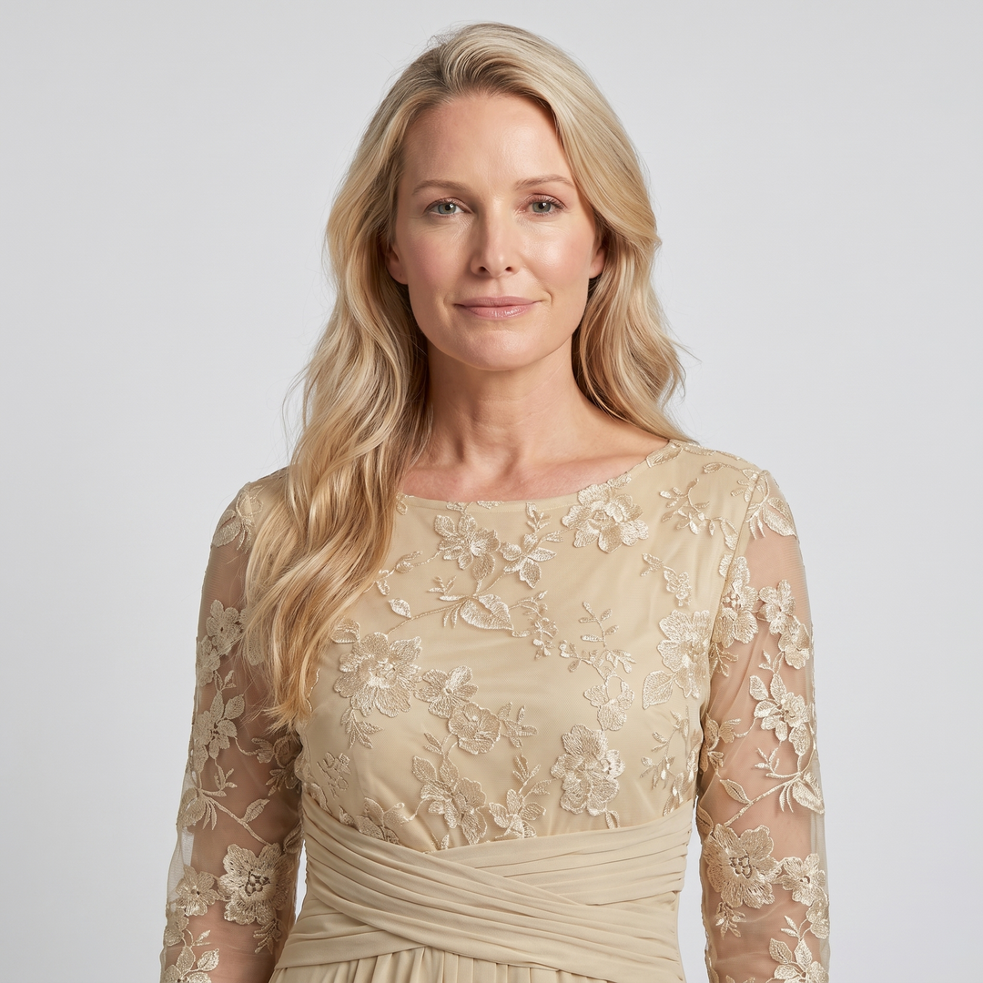 Kvinders elegante midi kjole. Ideel festkjole, aftenkjole eller bryllupsgæst kjole i smuk champagne nuance.