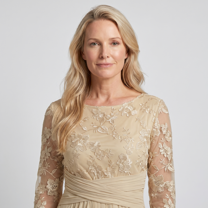 Kvinders elegante midi kjole. Ideel festkjole, aftenkjole eller bryllupsgæst kjole i smuk champagne nuance.