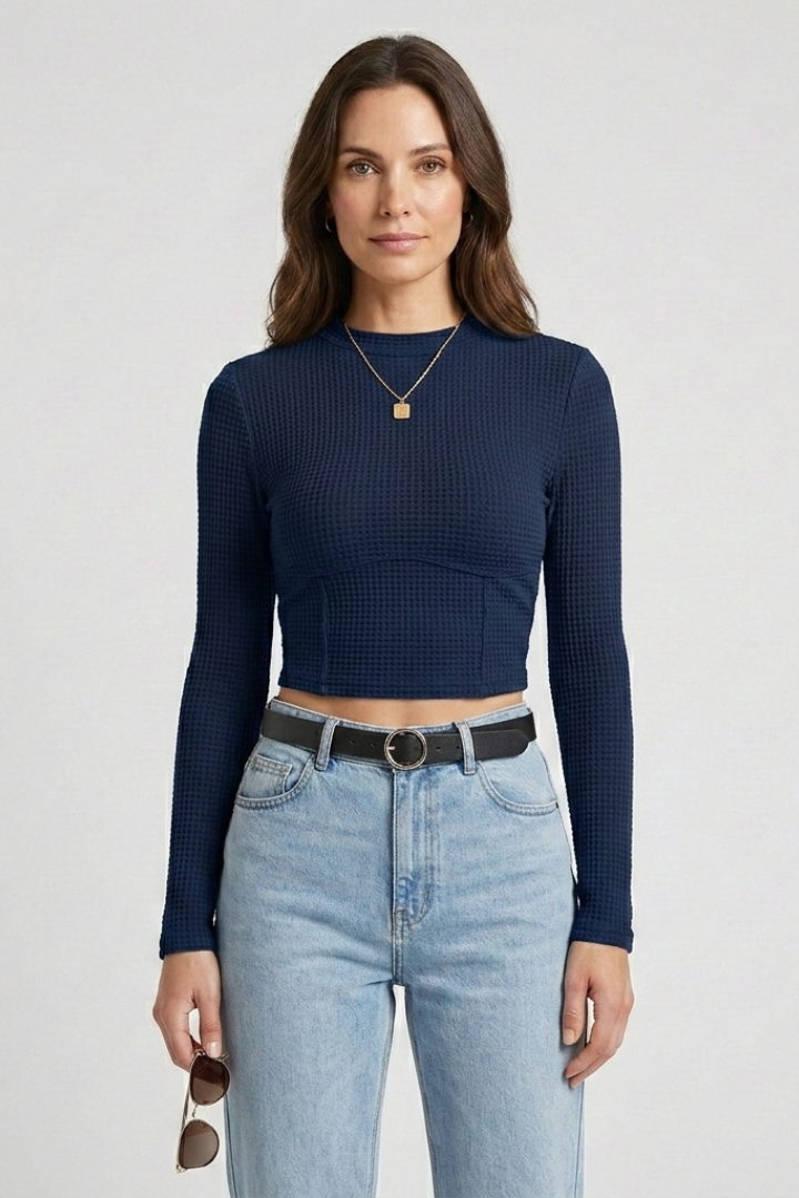 Dame langærmet croptop, høj hals. Moderne top til jeans eller nederdel, trendy modevalg.