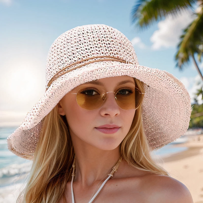 Smuk dame sommerhat med bred skygge i flettet design. Stilfuld solbeskyttelse til kvinder.